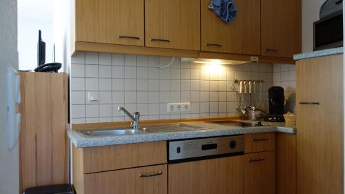 Neuensien Apartment | Fewo 7 im Fischerhaus Wintergarten und Terrasse mit Strandkorb
