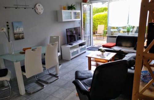 Dahme Apartment | Fewo 7 mit Süd- Terrasse 3 Zimmer Tram-polin Tischtennis Schaukel