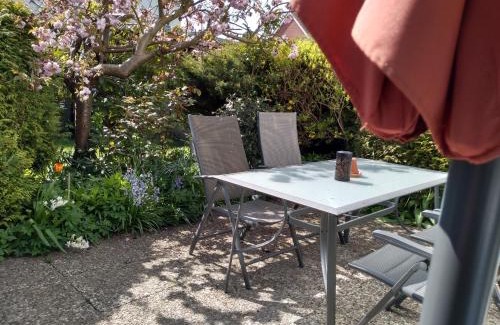 Dahme Apartment | Fewo 7 mit Süd- Terrasse 3 Zimmer Tram-polin Tischtennis Schaukel