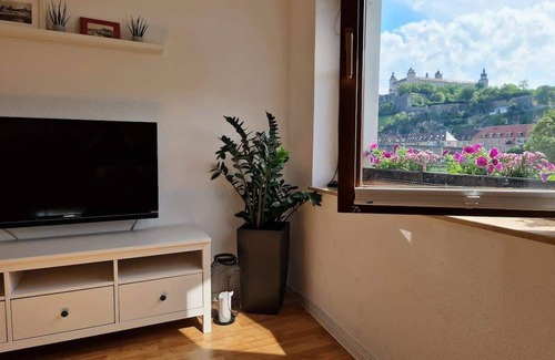 Wurzburg City Centre Apartment | FeWo Alte Mainbrücke #1 - living by the river
