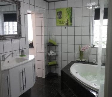 Germersheim Apartment | FeWo Blaue Oase, Netflix, Massagesessel, Whirlpool Badewanne