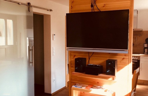 Equarhofen Apartment | FeWo für 3 Pers. (40m2) an denkmalgeschütztem Hof mit Landhausgarten