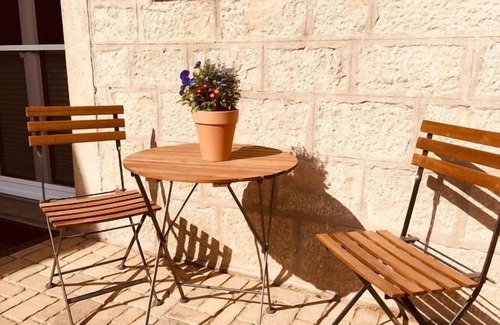 Equarhofen Apartment | FeWo für 3 Pers. (40m2) an denkmalgeschütztem Hof mit Landhausgarten