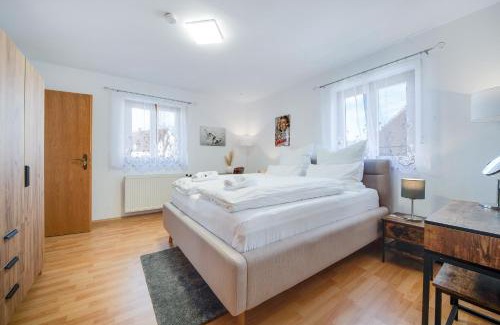 Burghausen Apartment | FEWO-LAVEES moderne zentrale FeWo nahe OMV Wacker Kliniken Burg -Eigener Eingang-Schlüsselloser Check in