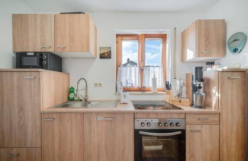 Burghausen Apartment | FEWO-LAVEES moderne zentrale FeWo nahe OMV Wacker Kliniken Burg -Eigener Eingang-Schlüsselloser Check in