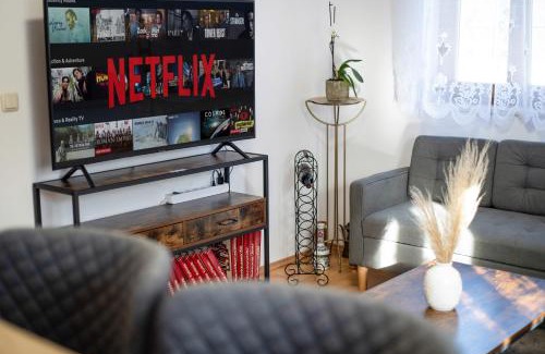 Burghausen Apartment | FEWO-LAVEES moderne zentrale FeWo nahe OMV Wacker Kliniken Burg -Eigener Eingang-Schlüsselloser Check in