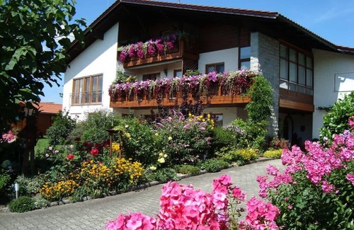 Tittling Apartment | FeWo mit Terrasse | Stilvoll eingerichtete, 90qm große Nichtraucher-Fewo im EG