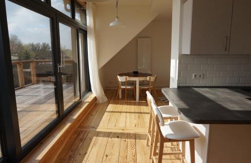 Bad Freienwalde Apartment | FeWo OG am Fluss mit Balkon - ein himmlischer Ausblick