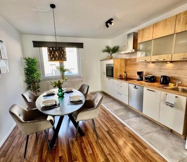 Zweckel Apartment | FeWo Palmtrees 2 - Große und moderne 2 Zimmerwohnung mit französischem Balkon in Gladbeck-Mitte nähe Movie Park und Veltins Arena