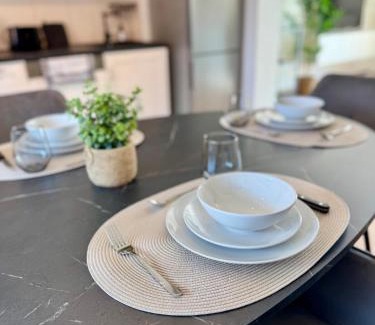 Zweckel Apartment | FeWo-Palmtrees 4 - Große moderne 2 Zimmerwohnung mit Süd-West Balkon in Gladbeck-Mitte Nähe Movie Park und Arena AufSchalke