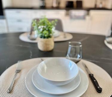 Zweckel Apartment | FeWo-Palmtrees 4 - Große moderne 2 Zimmerwohnung mit Süd-West Balkon in Gladbeck-Mitte Nähe Movie Park und Arena AufSchalke