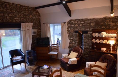 Llanpumsaint House | Fferm Y Felin