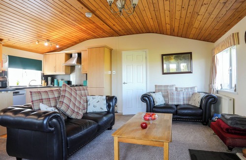 Caergeiliog Cottage | FFRWD LODGE, pet friendly, with a garden in Rhosneigr