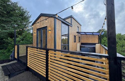 Fivemilebourne Apartment | Fiadh Rua Cabin - with Private Outdoor Hottub