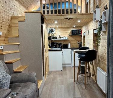 Fivemilebourne Apartment | Fiadh Rua Cabin - with Private Outdoor Hottub