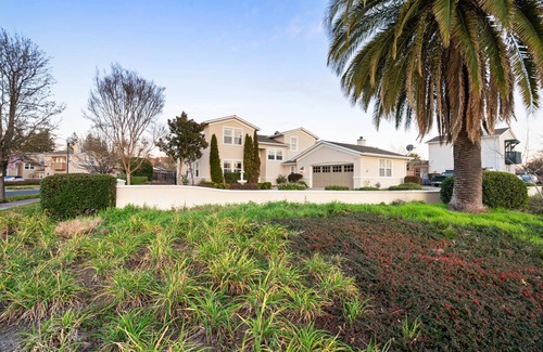 Santa Rosa House | Fiano by AvantStay | Centrally Located Haven w/Stunning Courtyard & Pool Table