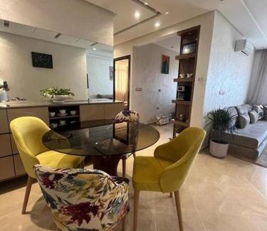 Swiss City Apartment | fibre optique, propre, calme, équipé, caméras de surveillance, climatisations réversibles pour chauffer, télévisions, parking, parc, agadir, 7 personnes, accès à pieds aux magasins, cafés et restaurants