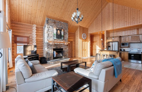 Fiddler Lake Resort House | Fiddler Lake Resort Chalet + Private Spa