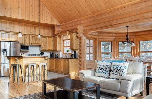 Fiddler Lake Resort House | Fiddler Lake Resort Chalet + Private Spa