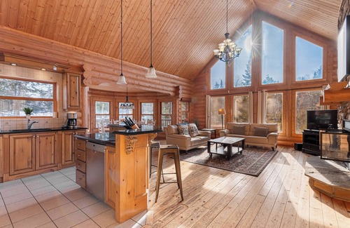 Fiddler Lake Resort House | Fiddler Lake Resort Chalet + Private Spa