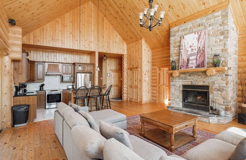 Fiddler Lake Resort House | Fiddler Lake Resort Chalet + Private Jacuzzi