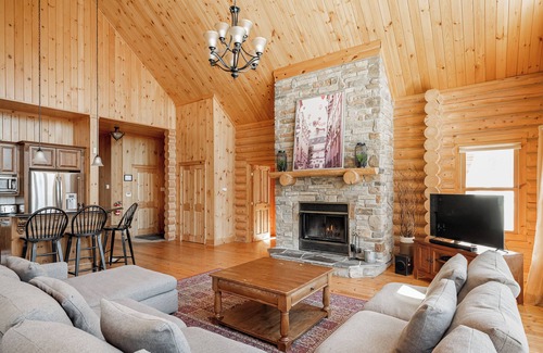 Fiddler Lake Resort House | Fiddler Lake Resort Chalet + Private Jacuzzi