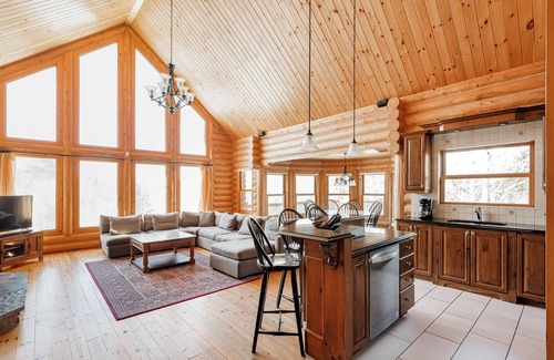 Fiddler Lake Resort House | Fiddler Lake Resort Chalet + Private Jacuzzi