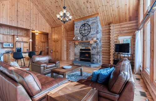 Fiddler Lake Resort House | Fiddler Lake Resort Chalet + Private Jacuzzi