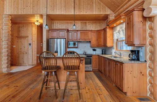 Fiddler Lake Resort House | Fiddler Lake Resort Chalet + Private Jacuzzi