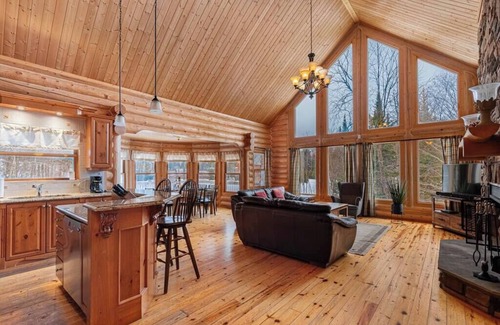 Fiddler Lake Resort House | Fiddler Lake Resort Chalet + Private Jacuzzi