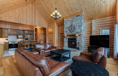 Fiddler Lake Resort House | Fiddler Lake Resort Chalet + Private Jacuzzi