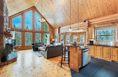 Fiddler Lake Resort House | Fiddler Lake Resort Chalet + Private Jacuzzi
