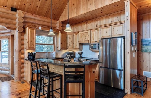 Fiddler Lake Resort House | Fiddler Lake Resort Chalet + Private Jacuzzi