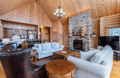 Fiddler Lake Resort House | Fiddler Lake Resort Chalet + Private Jacuzzi