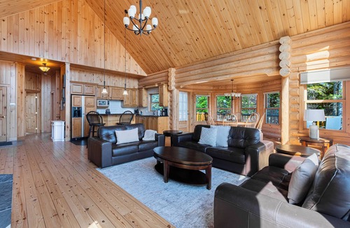 Fiddler Lake Resort House | Fiddler Lake Resort: Private Pool & Jacuzzi