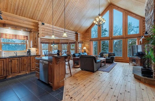 Fiddler Lake Resort House | Fiddler Lake Resort Chalet + Private Pool & Spa