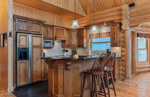 Fiddler Lake Resort House | Fiddler Lake Resort Chalet + Private Pool & Spa