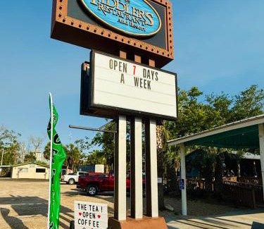 Steinhatchee Hotel | Fiddler's Restaurant and Resort
