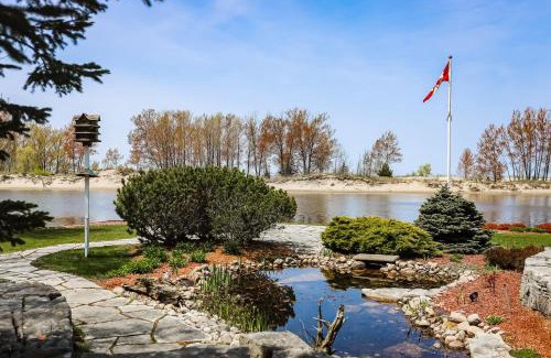 Wasaga Beach House | Fiddlers Green Cottage Two