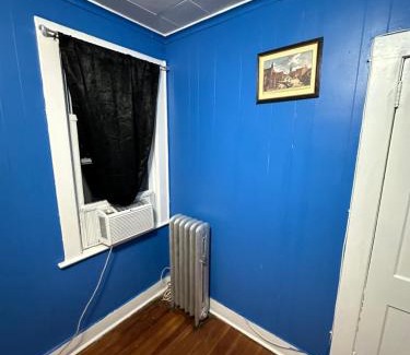 Irvington House | Fidelia Emerald Room Queen Bed within minutes of Newark Liberty International Airport and Newark Penn Station