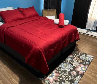 Newark House | Fidelia Garnet Room, Queen Bed Minutes from Newark Liberty International Airport and Newark Penn Station