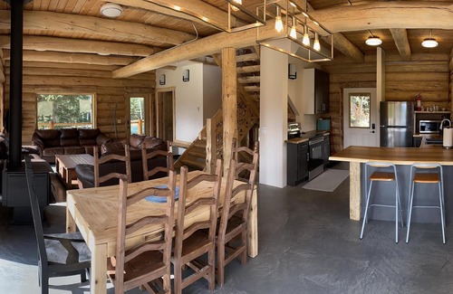 Blaeberry Cabin | Field of Dreams, the brand new log cabin retreat w/spectacular mountains views!