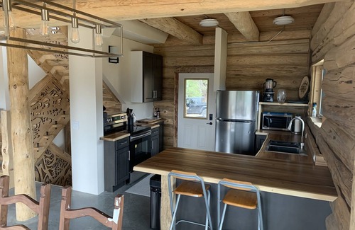 Blaeberry Cabin | Field of Dreams, the brand new log cabin retreat w/spectacular mountains views!
