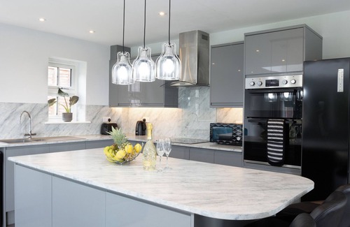 Winshill House | Field View 5-Bed House - free parking