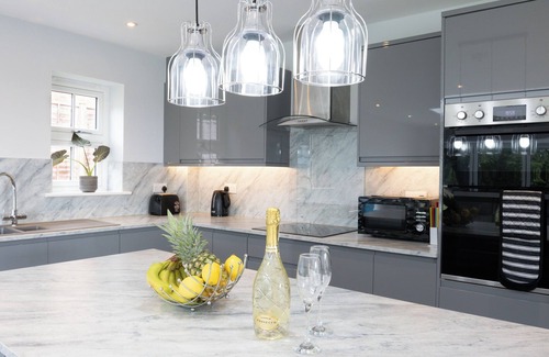 Winshill House | Field View 5-Bed House - free parking