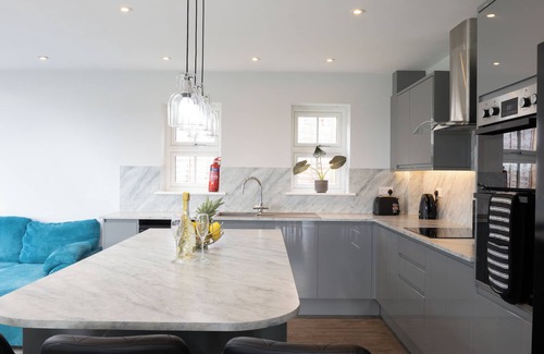 Winshill House | Field View 5-Bed House - free parking