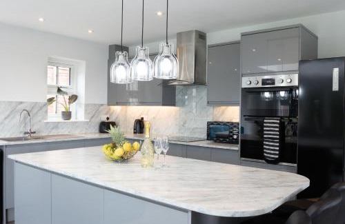 Winshill House | Field View- Amazing 5 bed, Great for contractors and families