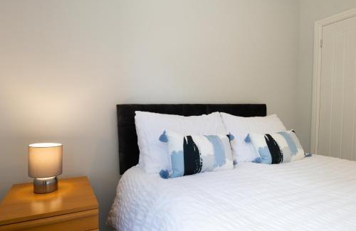 Winshill House | Field View- Amazing 5 bed, Great for contractors and families