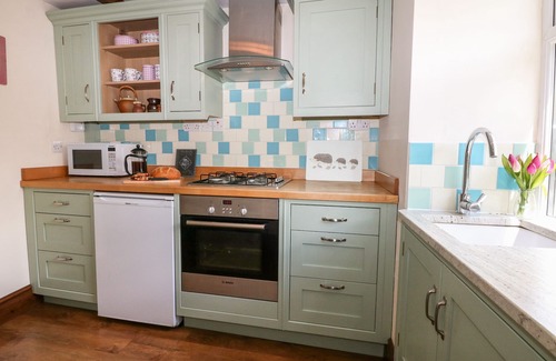 Peak District Cottage | FIELD VIEW, romantic, character holiday cottage in Bradwell