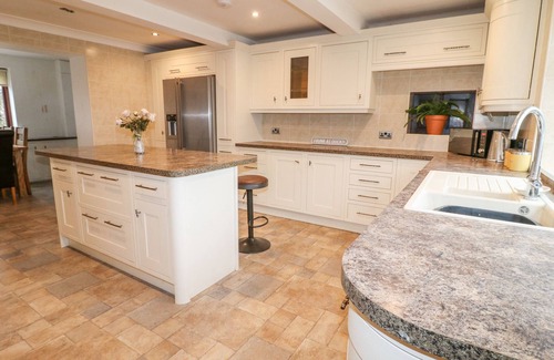 Forsbrook House | FIELDS FARM, family friendly, luxury holiday cottage in Cheadle